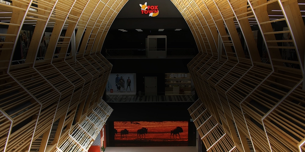 Ambiente immersivo con LED wall Lightbeam a FoxTown
